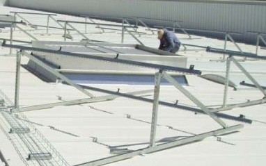 Técnico de SEI montando una instalación fotovoltaica