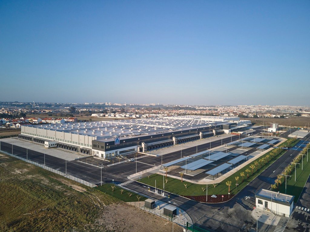 Vista aérea del centro logístico de Aldi en Moita, Portugal