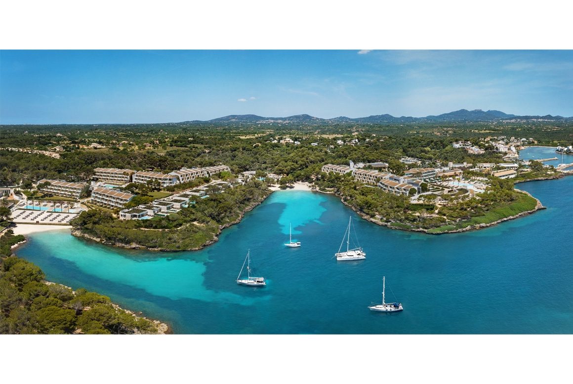 Vista aérea del resort Ikos Porto Petro en Mallorca