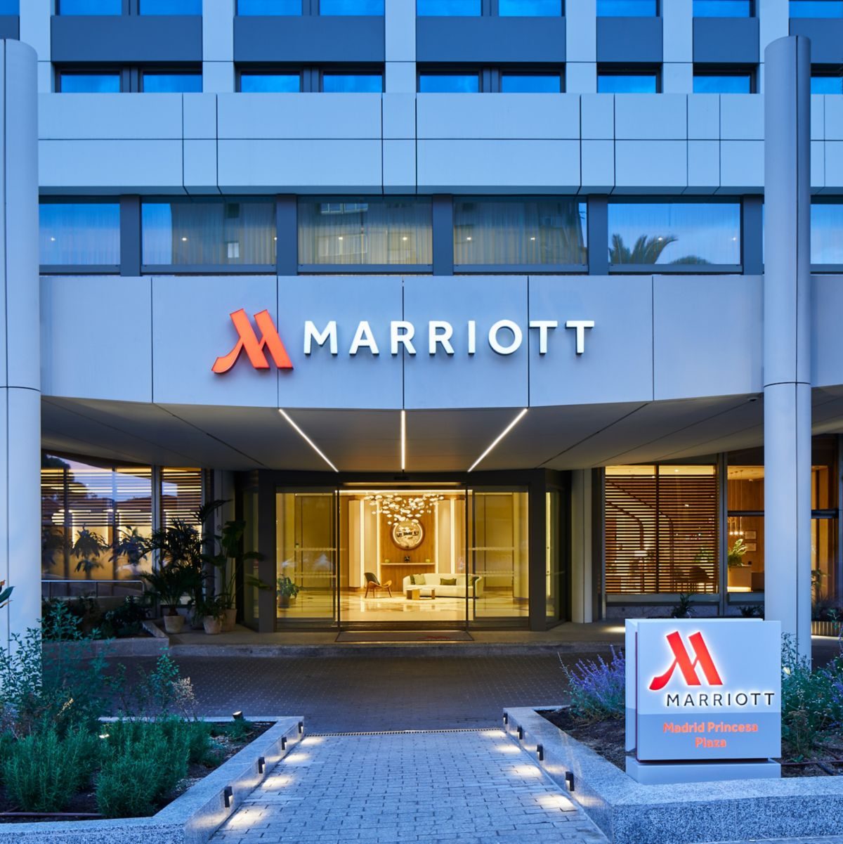 Entrada del Madrid Marriott Hotel Princesa Plaza