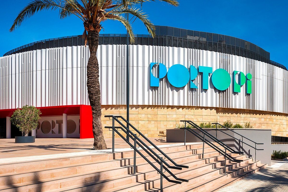 Fachada renovada del Centro Comercial Porto Pi en Palma
