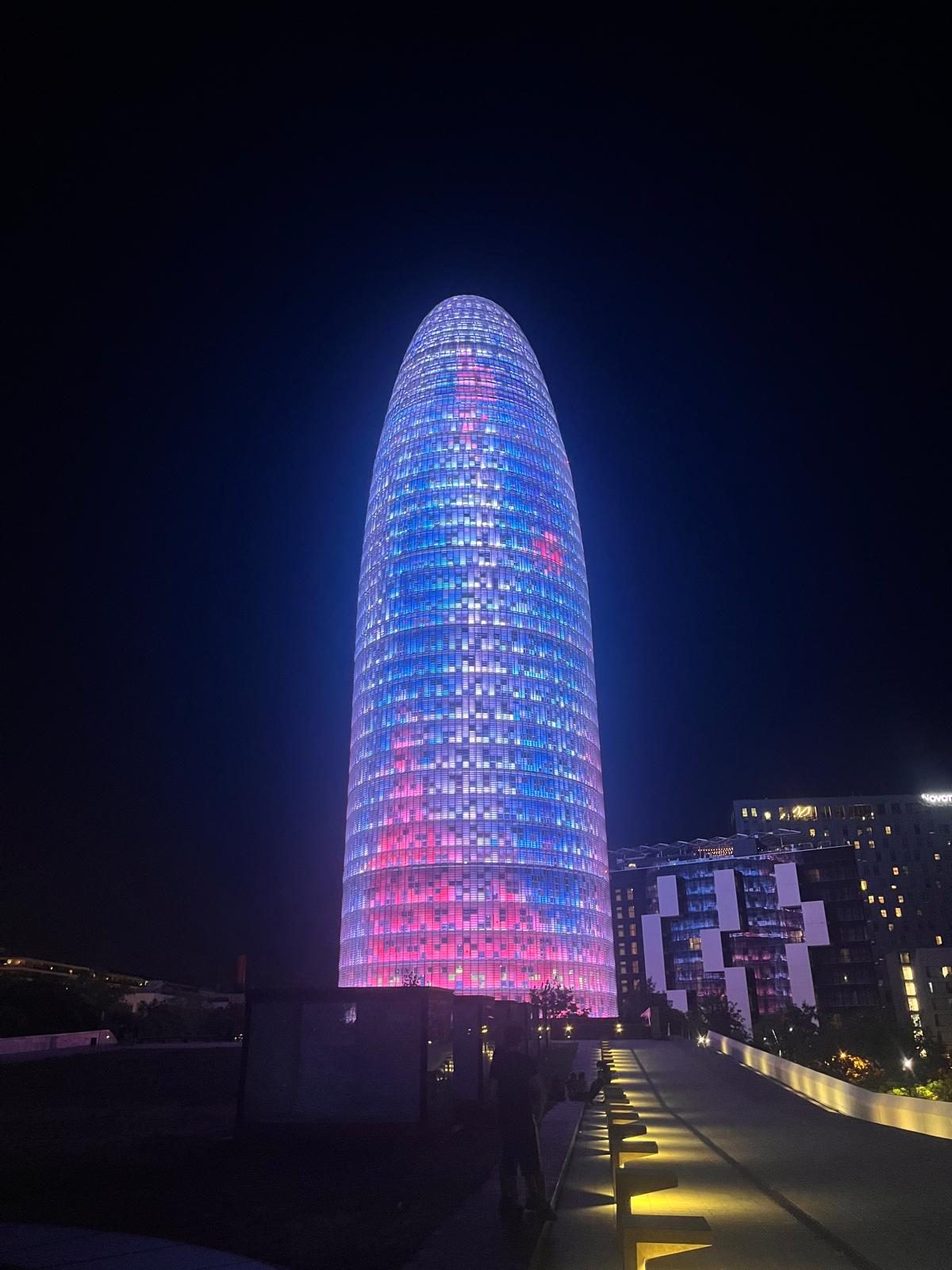Torre Glòries iluminada de noche en Barcelona